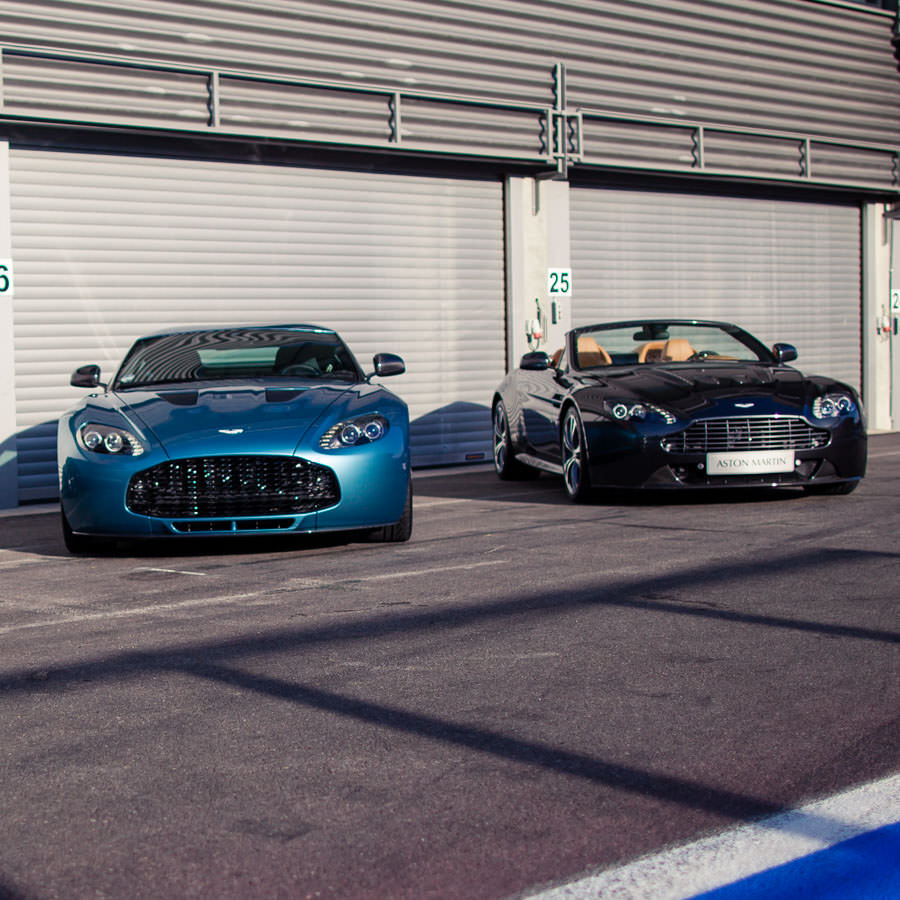 Aston Martin Fahrzeug in Spa Rennstrecke Boxengasse . Cabrio