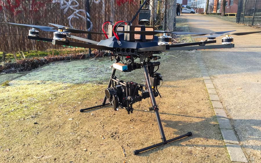 theblackdrone GmbH RAWcopter . Drohne . Oktokopter . Heavylifter . Cinedrone . Kinodrohne . Schwerlastsystem . Octocopter . RED Epic Dragon 6K Kamera . RAW . Freefly MoVi M15 Brushless Gimbal . KDE Motoren vor Brücke Berlin Morgengrauen Ansicht schräg vorne bei Sonne.