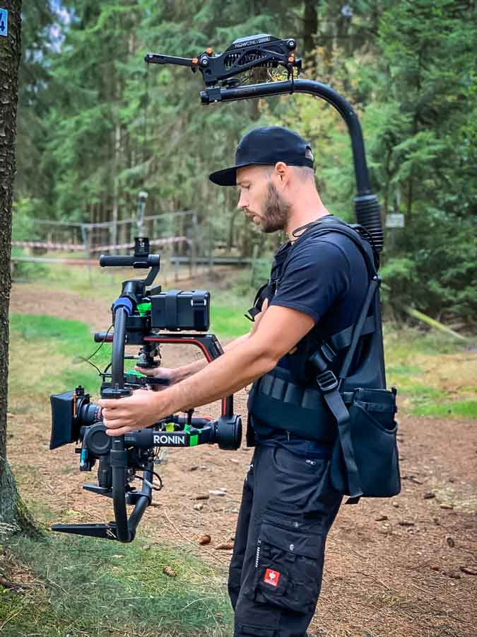 theblackdrone GmbH Falken 24H Rennen Nuerburgring . Philipp Reimer . Gimbal Operator . DJI Ronin . Rennstrecke . Wald