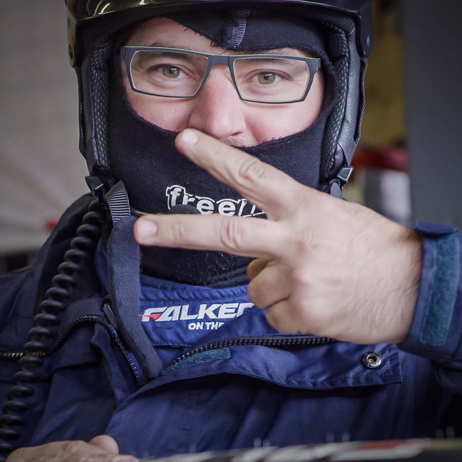 theblackdrone GmbH Falken 24H Rennen Nuerburgring . Boxencrew Peace Zeichen . Gesicht . Closeup