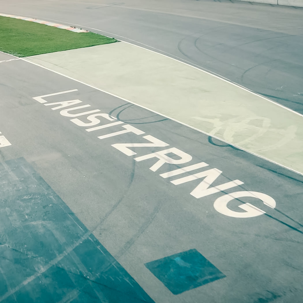 Rennstrecke Lausitzring. Wort auf Boden. Luftaufnahmen