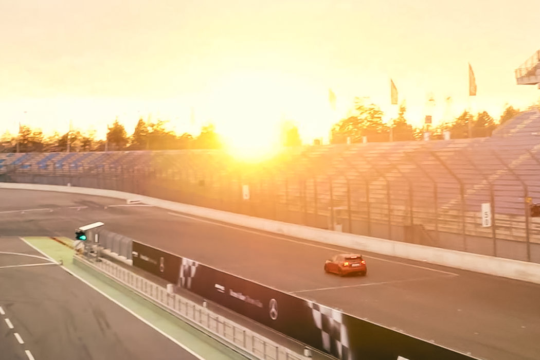 Mercedes-Benz A45 AMG Luftaufnahme auf Lausitzring. Sonnenuntergang .