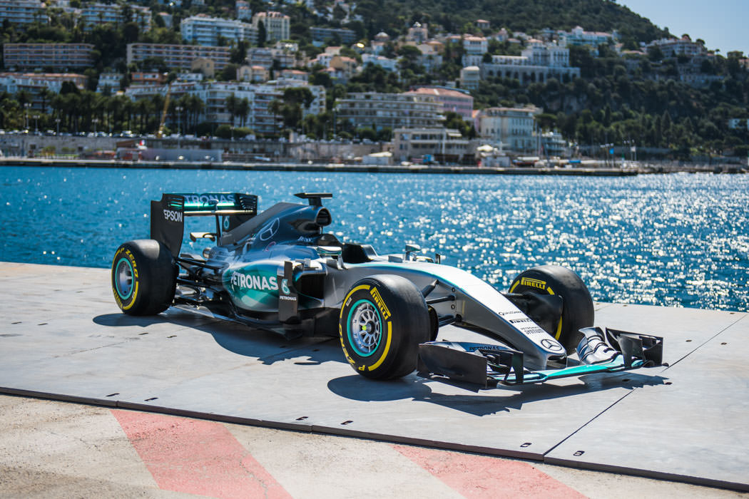 Mercedes-Benz Petronas Formel 1 Fahrzeug im Hafen Monaco .