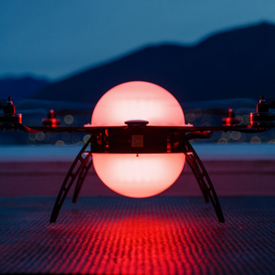 theblackdrone GmbH SRF 1 Drohnenschwarm . Rote Drohne