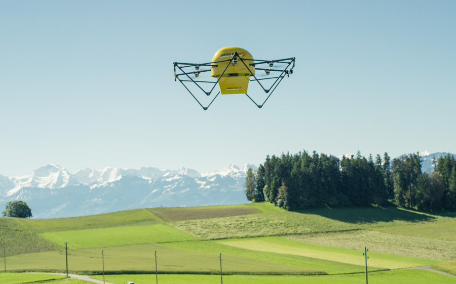 swisspost schweizerische Post . Paketdrohne . Paketzentrum . Drohne. Drone . Oktokopter . Innovation . Natur . Schweiz . Berge . Wiese
