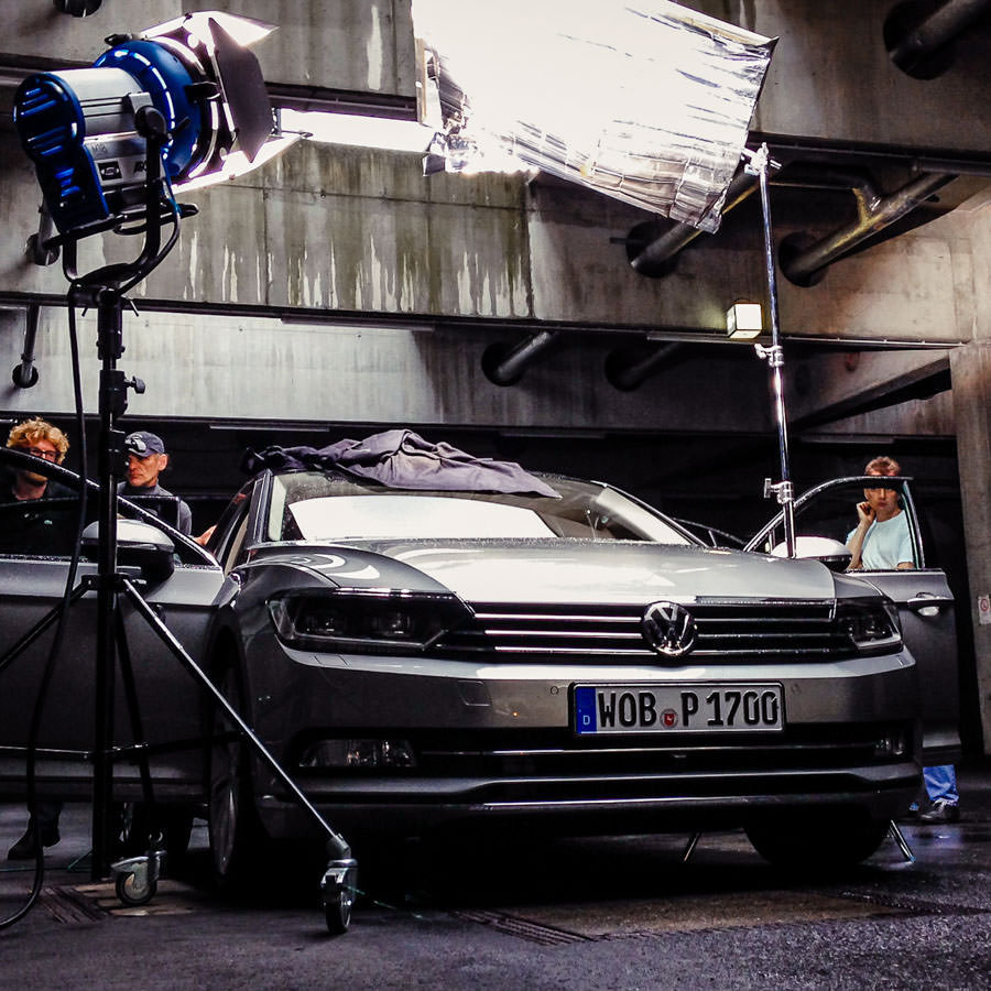 2014 Volkswagen Passat bei Dreharbeiten . Fahrzeug . ARRI Scheinwerfer . künstlicher Regen