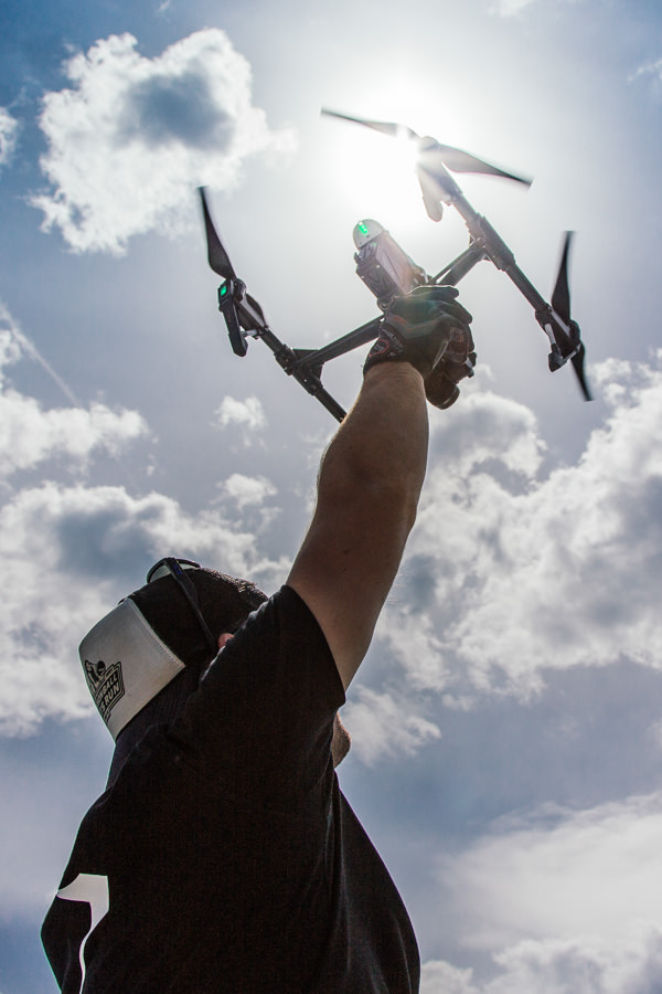 theblackdrone GmbH DJI Inspire 1 X5R Quadrokopter gehalten von Philipp Reimer Gimbal Operator