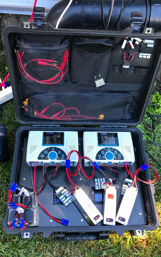 technische Zeichnung von schräg oben theblackdrone GmbH Ladekoffer Ladecase Ladestation für Akkus. Pelicase . iCharger Zwei Ladegeräte