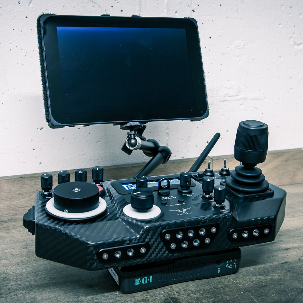 Schräg links vorne Ansicht Freefly Systems MōVI Controller mit Monitor