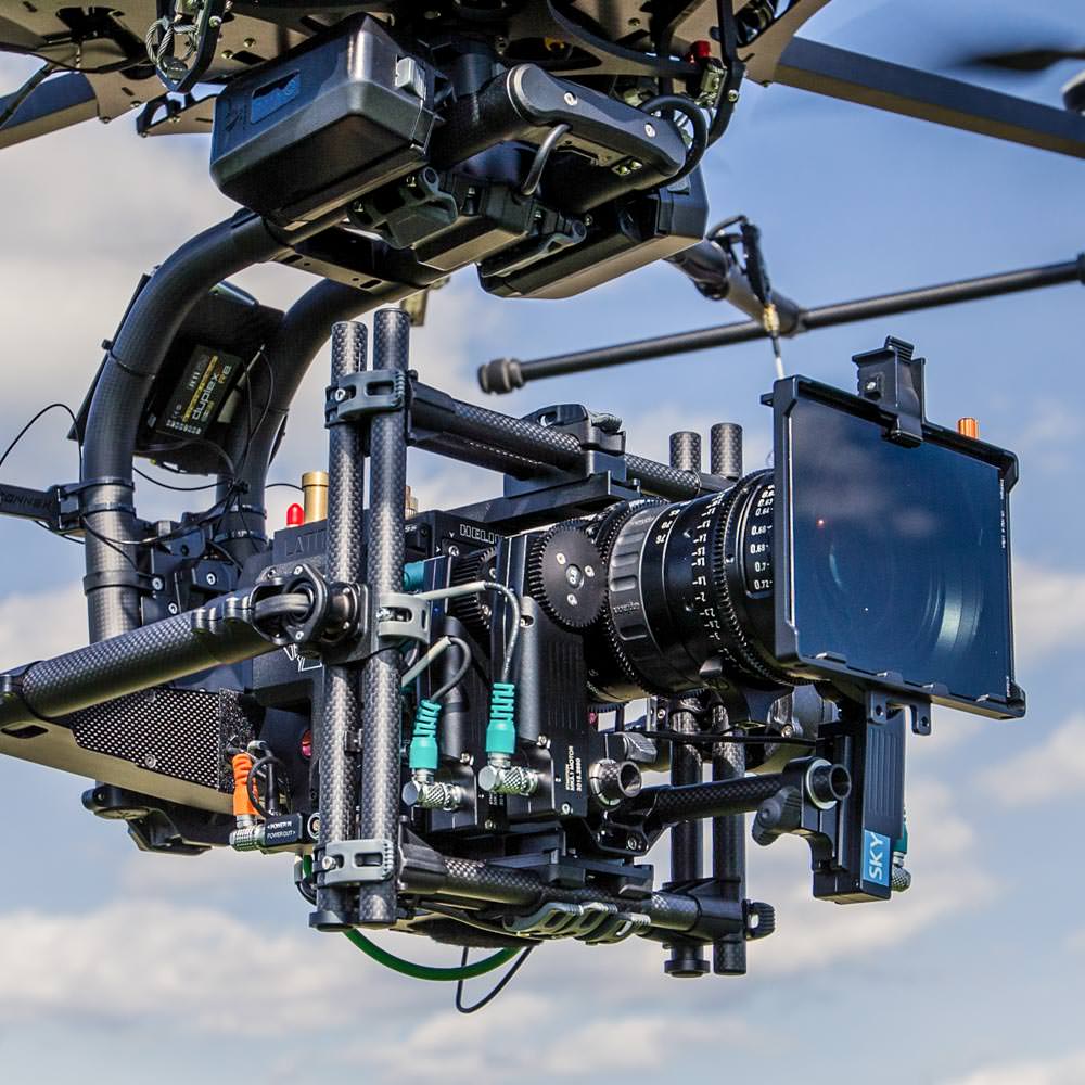 theblackdrone RAWcopter Oktokopter Drohne fliegt auf Feld. RED Helium 8K . Angenieux Optimo Zoom RTmotion FIZ control in Freefly Movi Pro